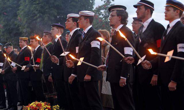 Symbolbild: Burschenschafter am Sonntag, 08. Mai 2011, vor der Krypta bei der Wiener Hofburg anl. einer Veranstaltung zum Totengedenken am 8. Mai.