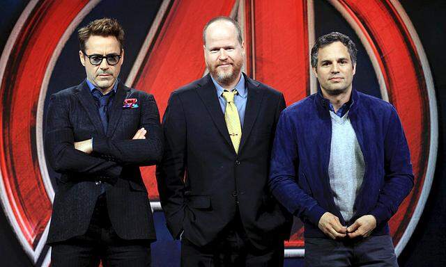 Director Joss Whedon poses with cast members Robert Downey Jr. and Mark Ruffalo at a news conference for ´Avengers: Age of Ultron´ in Beijing