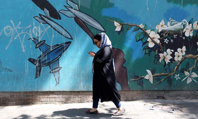 Noch sind die Kampfjets nur auf die Mauer gemalt, die die ehemalige Botschaft der USA in Teheran umgibt. Tauchen schon bald die echten US-Bomber auf?