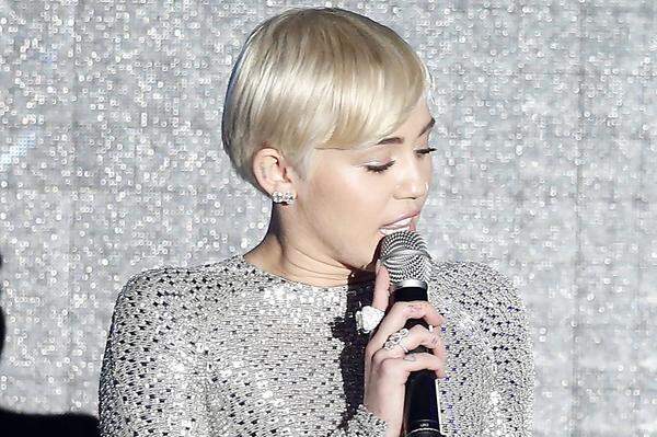 Sie könne die Nachricht von Williams' Tod kaum ertragen, twitterte auch Sängerin Miley Ray Cyrus. Nie zuvor hätte sie jemandem nachgeweint, den sie nicht persönlich kannte. Sie könne einfach nicht aufhören, bekundete die 21-Jährige.