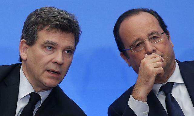 French President Hollande and Economy minister Montebourg attend the 'New Industrial France' conference at the Elysee Palace in Paris