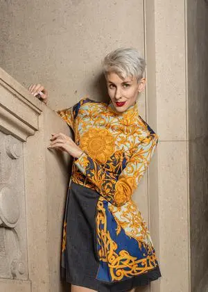 Lisa Eckhart wurde als Lisa Lasselsberger in Leoben geboren , studierte dann in Paris und Berlin Germanistik und Slawistik und lebt heute in Leipzig. Hier steht sie im Wiener Odeon.