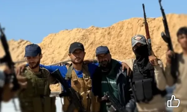 Yasser Abu Shabab (im blauen Shirt) präsentiert sich mit seinen Männern auf einem Video im Internet.