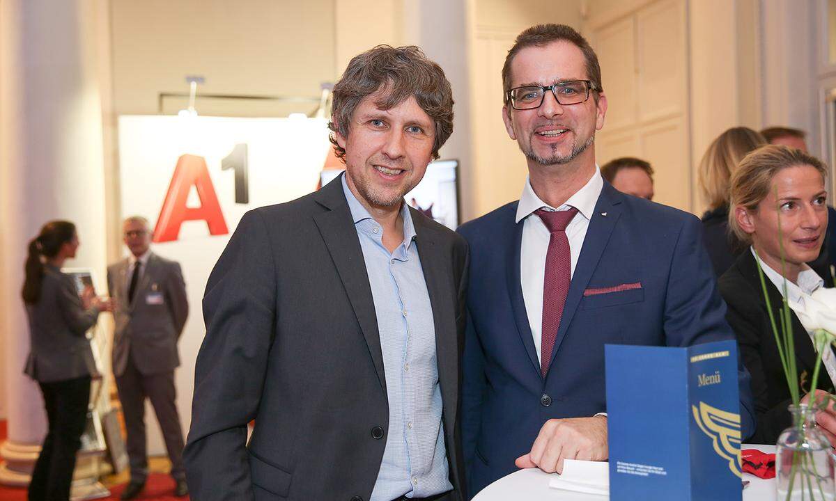 Lenzing Fibers-Geschäftsführer Bernd Zauner (li.) und Donau Versicherung-Gebietsverkaufsleiter Dieter Fuchs.