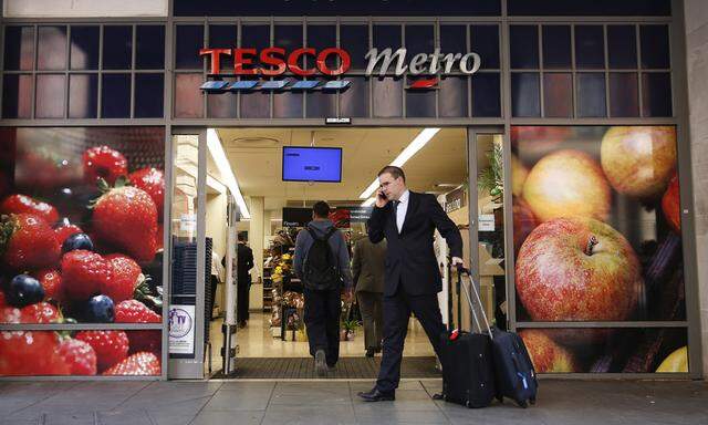 Tesco Starts Accounting Probe After Profit Forecast