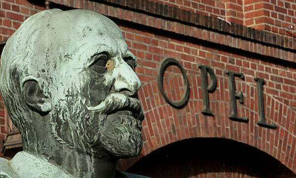 ARCHVI - Eine Skulptur von Adam Opel ist am 17. November 2008 vor dem Haupteingang des Opel-Werks in 