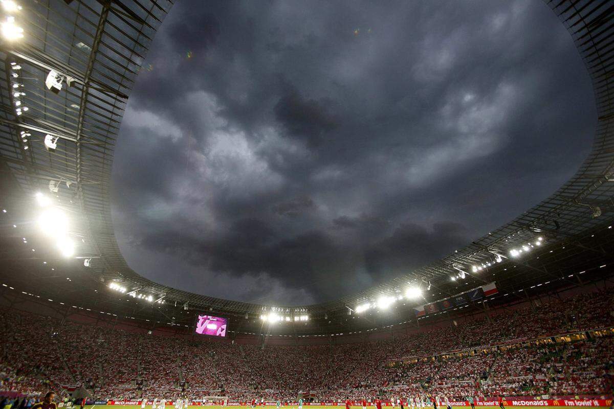 Das Wetter zu Spielbeginn war so etwas wie ein Vorbote. Es sollte ein schwarzer Tag für Polens Nationalmannschaft werden.