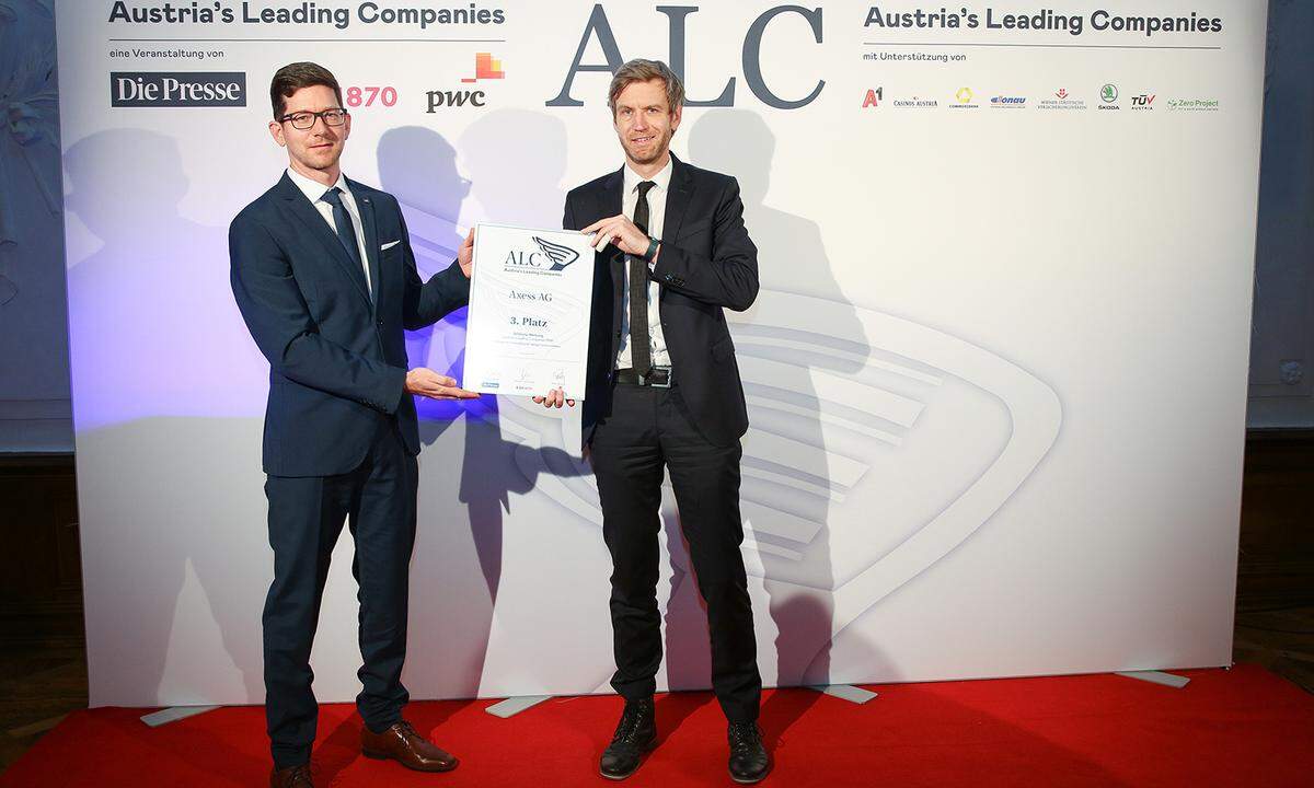 Auszeichnung 3. Platz, Kategorie International für die Axess AG: TÜV Austria-Geschäftsstellenleiter Robert Schmidt (l.) übergibt die Urkunde an Axess-CFO Lars Wolf.    