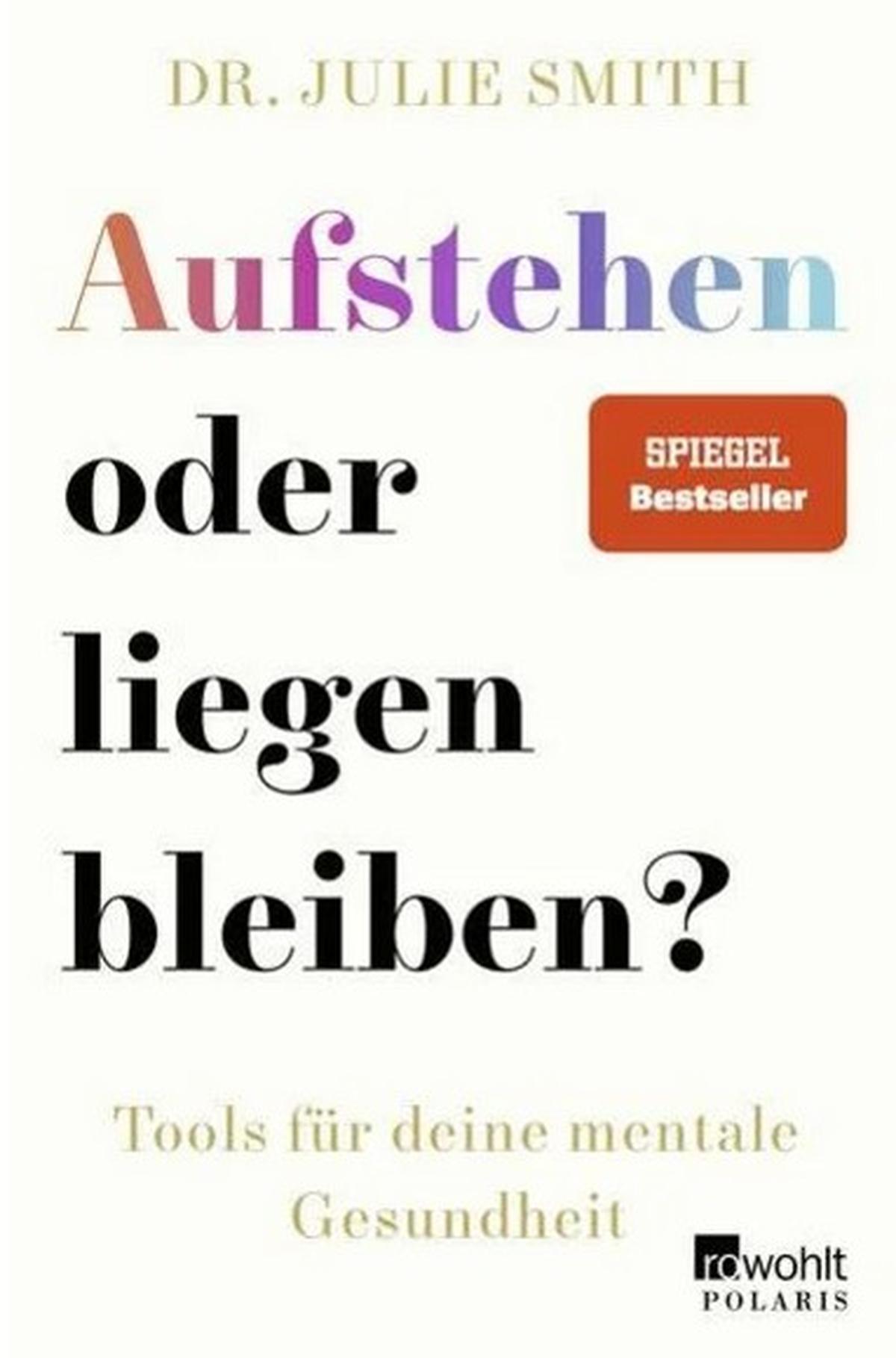 Aufstehen oder liegen bleiben?
Tools für deine mentale Gesundheit
von Julie Smith
Wir können unsere emotionale Gesundheit beeinflussen, davon ist Julie Smith überzeugt. Die Psychologin möchte in ihrem Buch möglichst viele psychische Probleme abdecken – und bleibt mitunter an der Oberfläche. Neben soliden Hintergrundinformationen finden sich manche tröstenden Worte, die an Kalenderweisheiten erinnern. Dennoch liefert sie viele gut umsetzbare Tipps für den Umgang mit Depressionen, Stress und akuten Angststörungen. Bei allem Vertrauen in die Selbstheilungskräfte macht Smith aber auch deutlich: Wer ernsthafte psychische Probleme hat, sollte sich professionelle Hilfe holen.