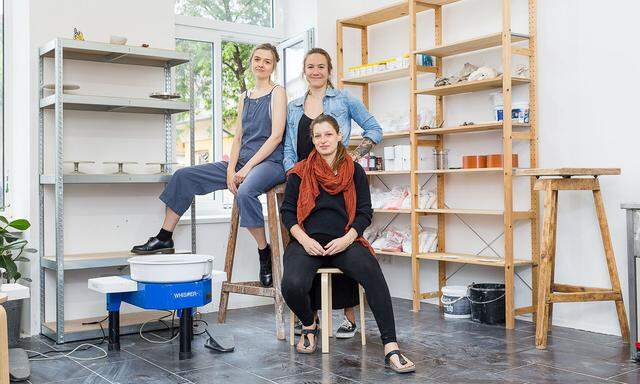 Kate Thompson, Anouk Siedler und Teresa Dolezal (von links) in ihrem Keramikstudio am Volkertmarkt.