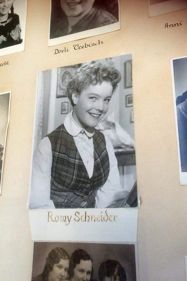Im Gang neben dem Speisesaal finden sich Fotos der Absolventinnen, darunter auch das der jungen Romy Schneider. Sie besuchte Goldenstein von 1949 bis 1953 - und unternahm im Schultheater erste Schauspielversuche.