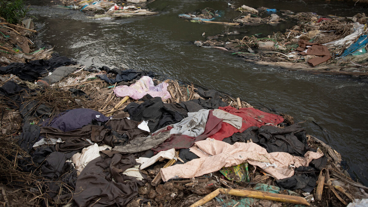 Textilmüll im Fluss Nairobi.