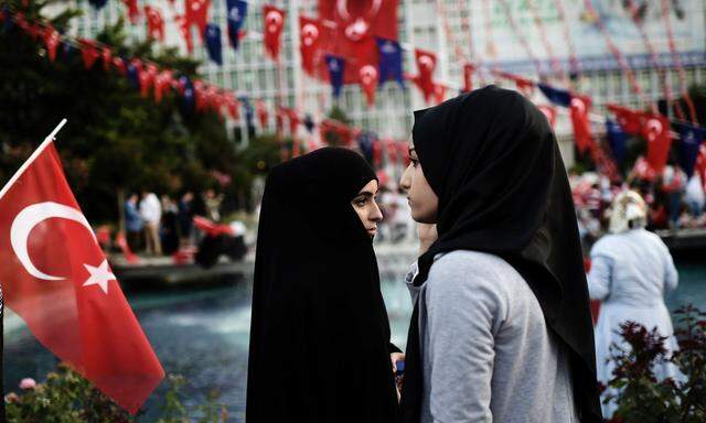 Frauen bei einer Demonstration in Istanbul wenige Tage nach dem Putschversuch im vergangenen Jahr.