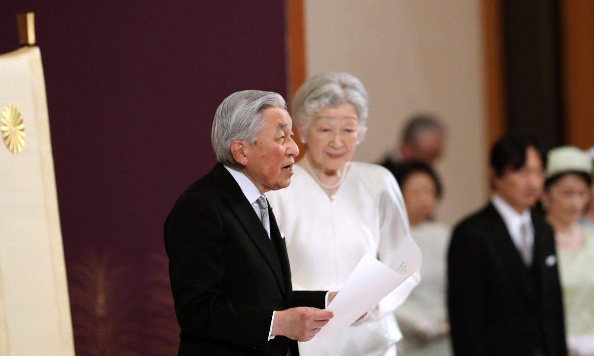Mit der Abdankung von Kaiser Akihito nach 30 Jahren auf dem Thron endet in Japan auch eine Ära: Nach "Heisei", was mit "Frieden schaffen" übersetzt werden kann, gilt ab Mittwoch "Reiwa", die Ära der "schönen Harmonie".