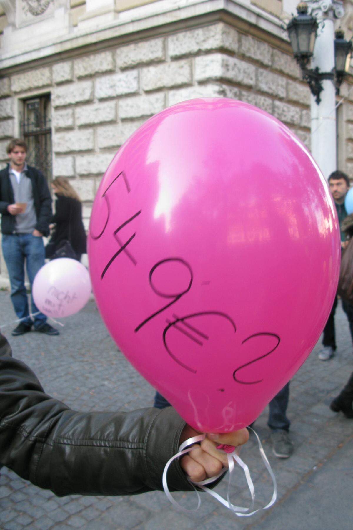 Auf den bunten Luftballons waren unterschiedlichste Beträge zu lesen. Eine Anspielung darauf, dass die Unis möglicherweise bald autonom über die Höhe und Einhebung der Studiengebühren entscheiden können, sollte es innerhalb der Koalition bis Ende Februar keine Einigung geben.