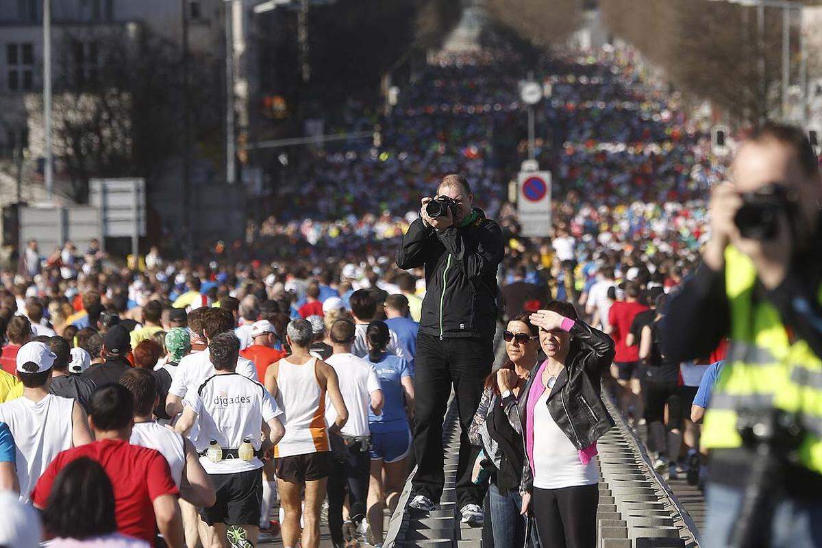 Für die Läufe im Rahmen des 30. Vienna City Marathons hatten sich 41.326 Läufer aus 118 Nationen angemeldet. Der bisherige Melderekord für Wien lag bei 36.157.