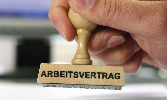 Stempel in der Hand mit der Aufschrift Arbeitsvertrag hand with a stamp Arbeitsvertrag work contrac