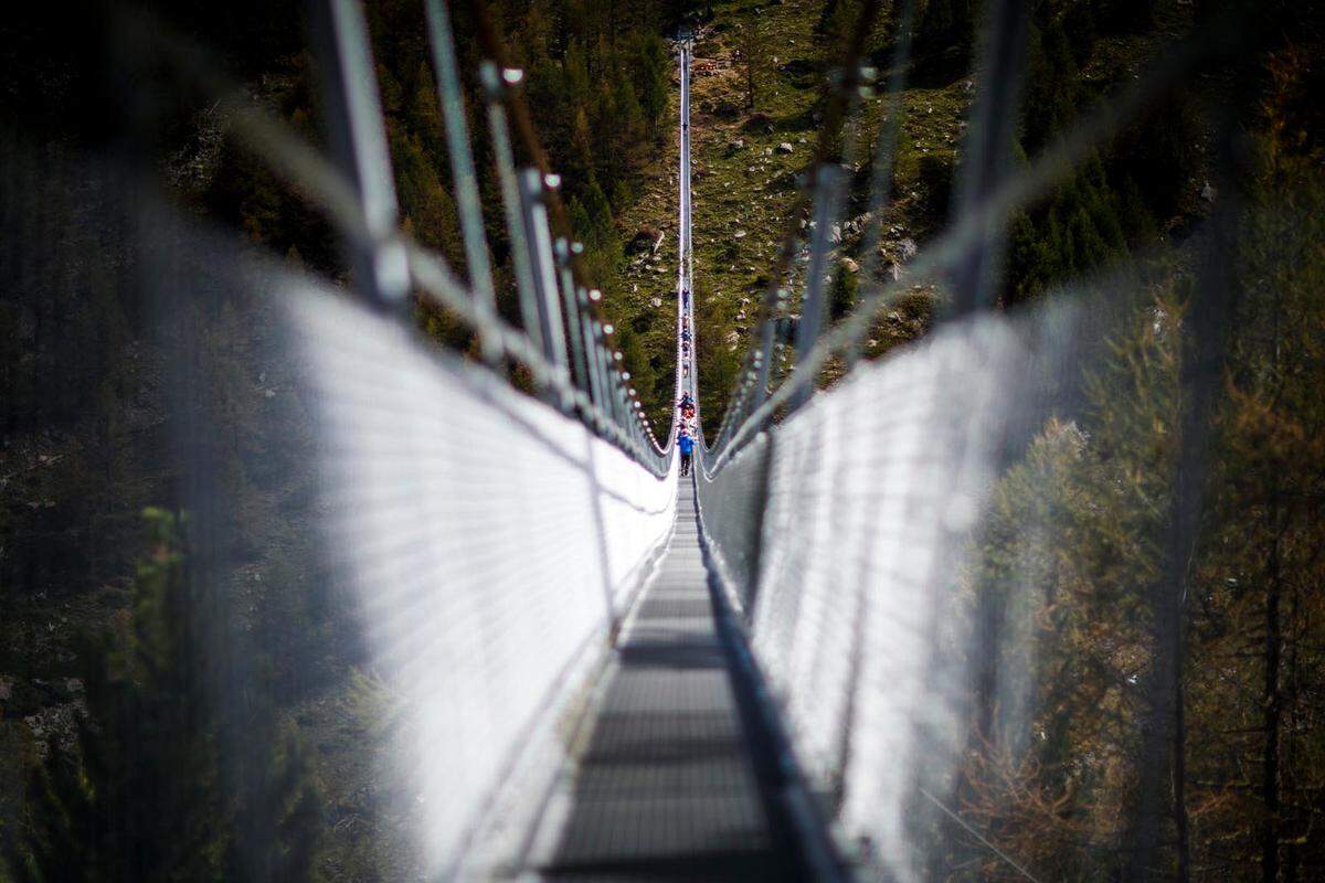 Sie ist nach Angaben von Zermatt Tourismus die längste Hängebrücke der Welt. In Reutte in Tirol hängt eine Brücke, die zwar mit bis zu 110 Metern höher, aber nur 405 Meter lang ist.