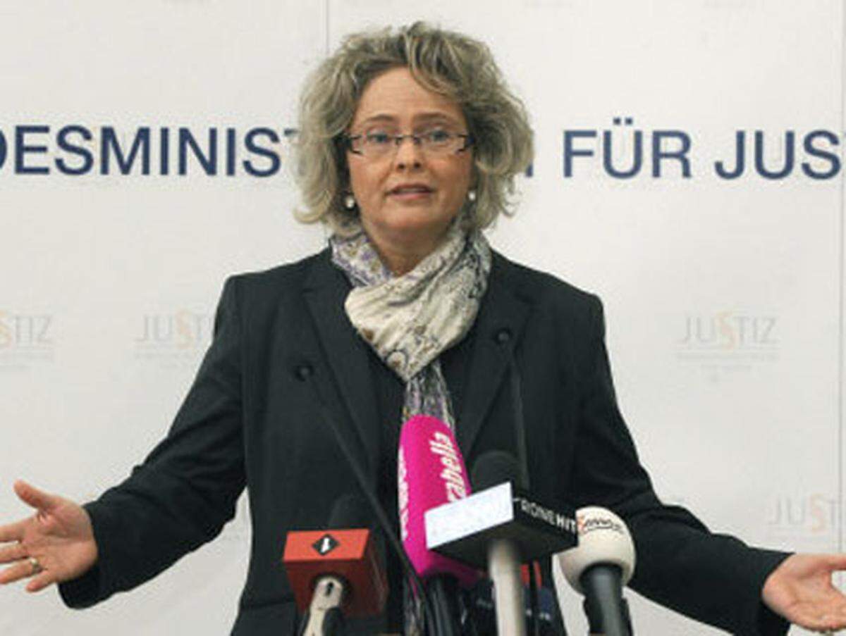 Die ehemalige Bawag-Richterin und nunmehrige Justizministerin Claudia Bandion-Ortner ist mit der Verkündiung des Bawag-Berufungsurteils zufrieden.