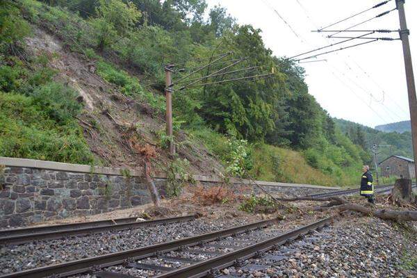 Eine Mure verlegte die Südbahnstrecke bei Schlöglmühl (Niederösterreich).