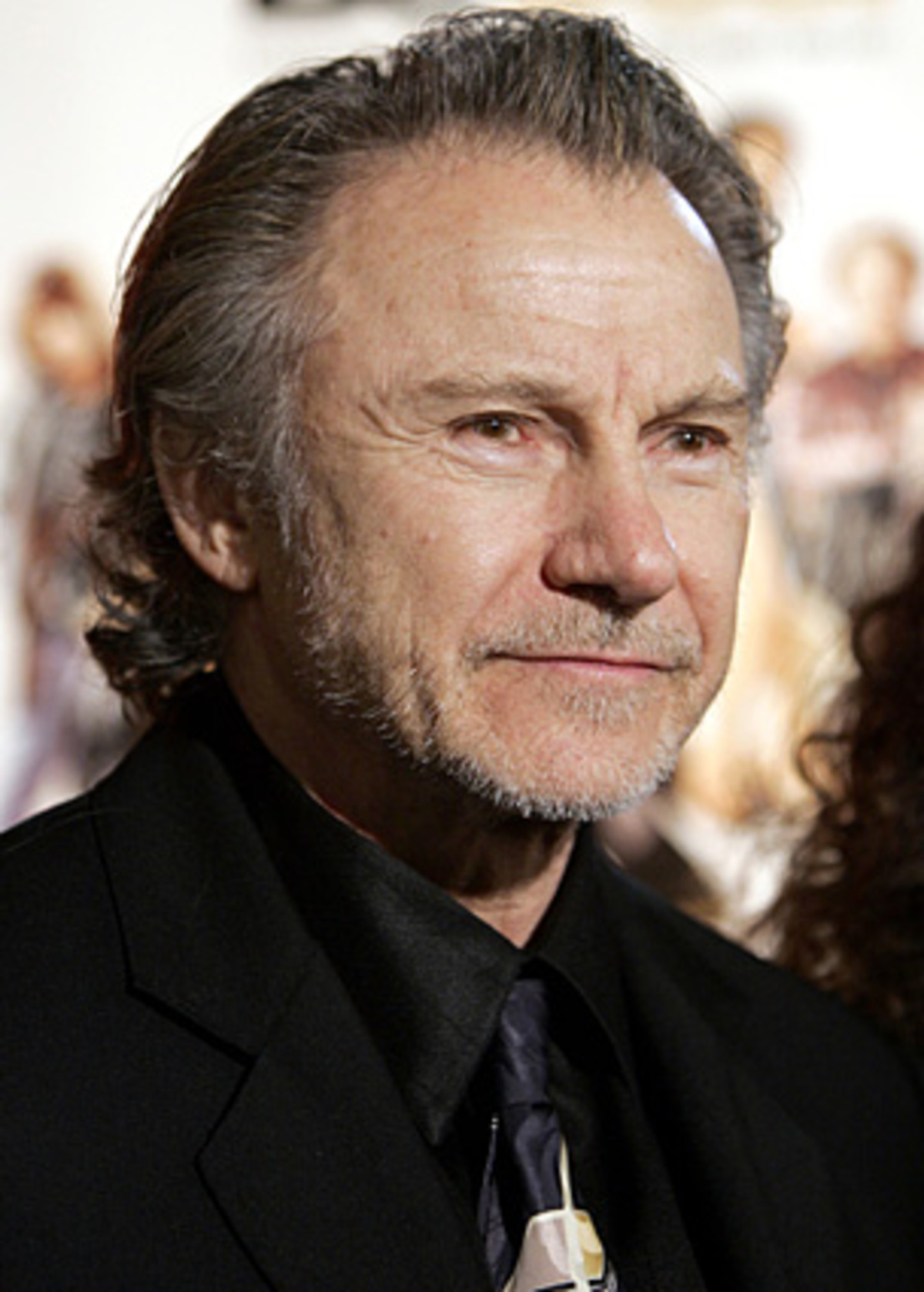 Immer die Nebenrolle spielen, könnte auch das "Harvey Keitel"-Prinzip genannt werden: Der 1939 geborene Schauspieler nimmt in Großproduktionen gerne Nebenrollen an, um sich einen finanziellen Polster zu schaffen und dann Hauptrollen in Independent-Filmen zu übernehmen. Als Freund von Regisseur Martin Scorsese wirkte er in dessen Streifen "Taxi Driver" und "Die letzte Versuchung Christi" mit, aber immer im Hintergrund. Quentin Tarantino setzte Keitel dafür in der ersten Reihe ein - in "Reservoir Dogs" und "From Dusk Till Dawn".