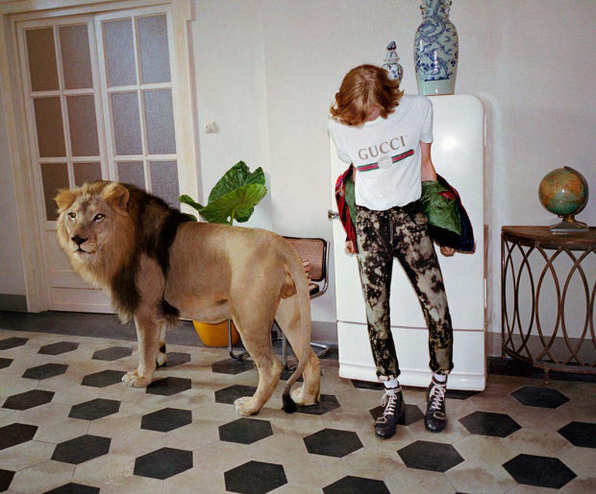 Mit einem Löwen posiert das Model in der Gucci-Kampagne, die von Glen Luchford fotografiert wurde.
