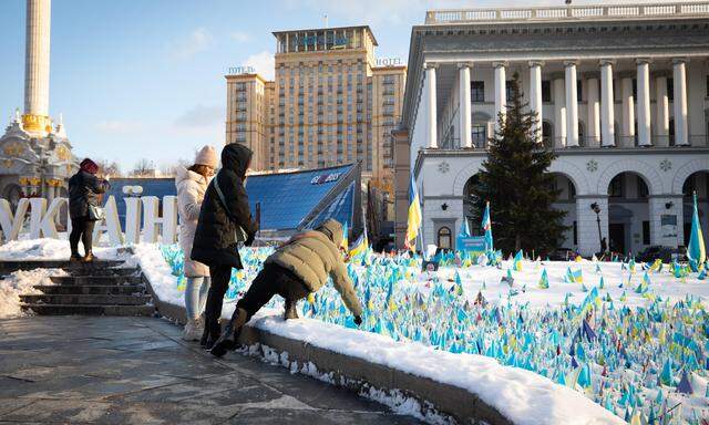 Fähnchen für die Gefallenen: Mitten auf dem Kiewer Maidan Nesaleschnosti, dem Unabhängigkeitsplatz, ist ein improvisiertes Denkmal zur Erinnerung an die getöteten Soldaten entstanden. 