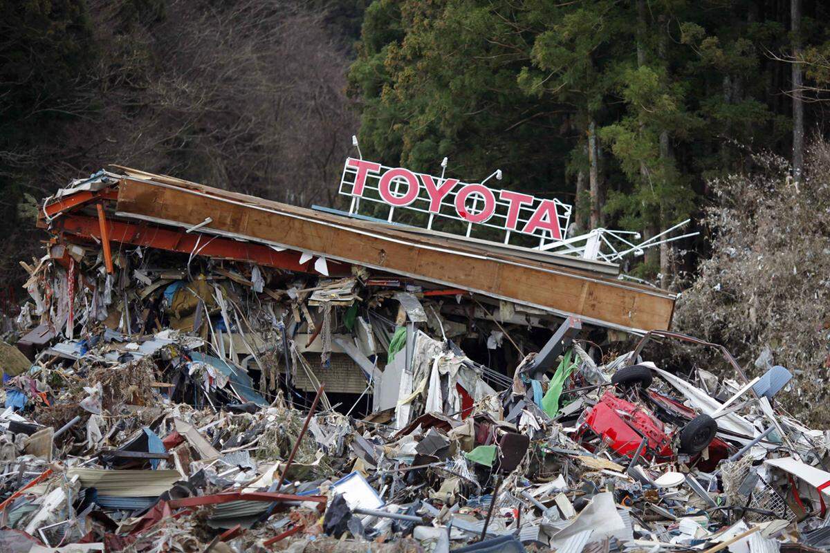 Dienstag (22. März): Ein zerstörtes Autogeschäft in Minamisanriku.