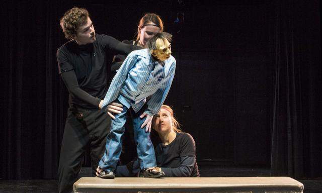 Studierende der Berliner Hochschule für Schauspielkunst Ernst Busch beim Vorspielen einer Szene mit einer Großpuppe.