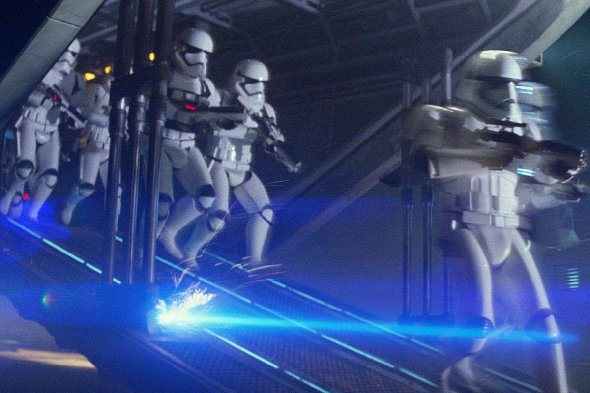 Überhaupt wird der eine oder andere Kinobesucher eine Träne verdrücken: Etwa wenn der sichtlich gealterte, aber nach wie vor charismatische Han Solo (Harrison Ford) erstmals auf der Kinoleinwand erscheint: "Chewie, we're home". Gefolgt von einem Wookie-Schrei. X-Wing, TIE-Fighter, Lichtschwerter. Echte Filmsets statt künstlichen Blue-Screen-Szenen. "The Force Awakens" lässt die Prequel-Trilogie links liegen. Das Fanherz wird höher schlagen. "Presse"-Filmkritiker Andrey Arnold bezeichnet die neue "rasante, detailverliebte" Episode nicht zu unrecht als einen Film, "der es allen recht machen will". Dennoch: Die 136 Minuten sind unterhaltsam und vergehen wie im Flug, im Kessel-Flug.