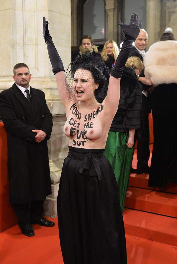 Eine Dame tanzte gleich zu Beginn nicht nur optisch aus der Reihe. Die Femen-Aktivistin sorgte am Roten Teppich vor dem Opernball für einen Eklat. Die Frau protestierte mit nacktem Oberkörper gegen den Besuch des ukrainischen Staatspräsidenten Petro Poroschenko. Sie wurde von der Polizei abgeführt. In die Oper gelangte sie nicht.