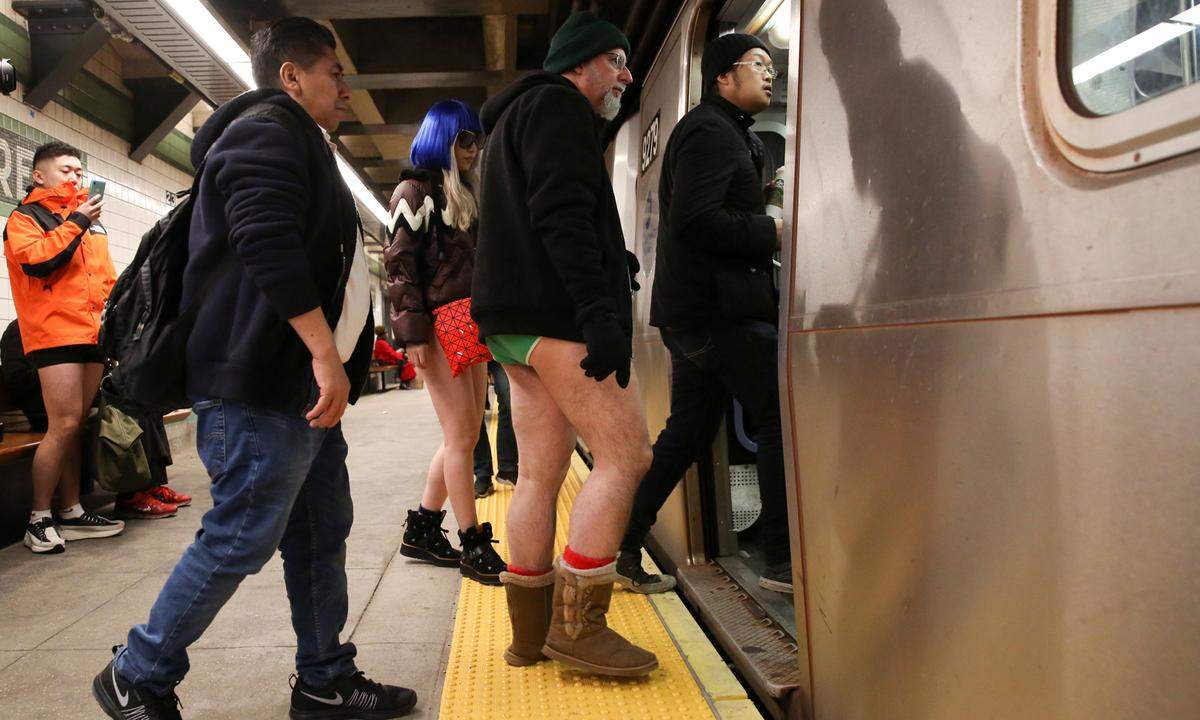 Am Sonntag war es also wieder einmal soweit. In Städten weltweit sind am Sonntag tausende Menschen bei teils eisigen Außentemperaturen ohne Hose U-Bahn gefahren. Pudelmütze auf dem Kopf, aber nackige Beine. Dieses Outfit war in New York keine Seltenheit.