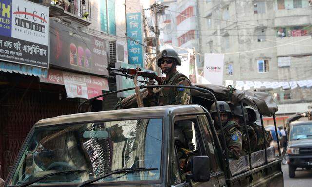 Während der Parlamentswahlen in Dhaka patrouilliert ein Armeefahrzeug durch die Stadt.