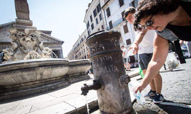 Rome Fountain closure of Nasoni Tourists at the Nasone fountain In the face of drought the possib