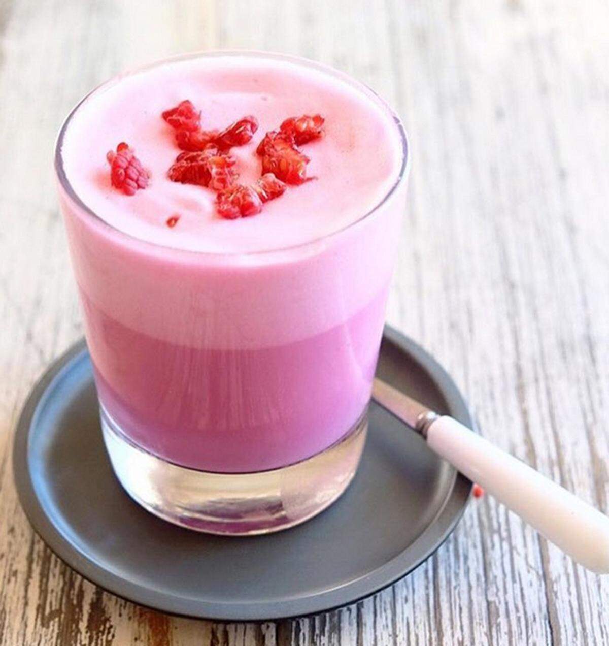 Nicht nur schön anzusehen, sondern auch gesund ist diese Gourmet-Innovation. Pink Lattes werden nämlich nicht mit Kaffee, sondern vielmehr mit Roten Rüben und Milch hergestellt.
