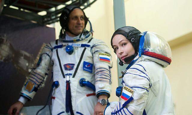 Kosmonaut Anton Shkaplerov mit Schauspielerin Yulia Peresild beim Training.