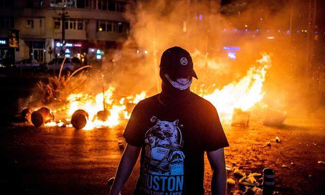 Ein Demonstrant vor dem Hauptquartier der Regierung in Bukarest