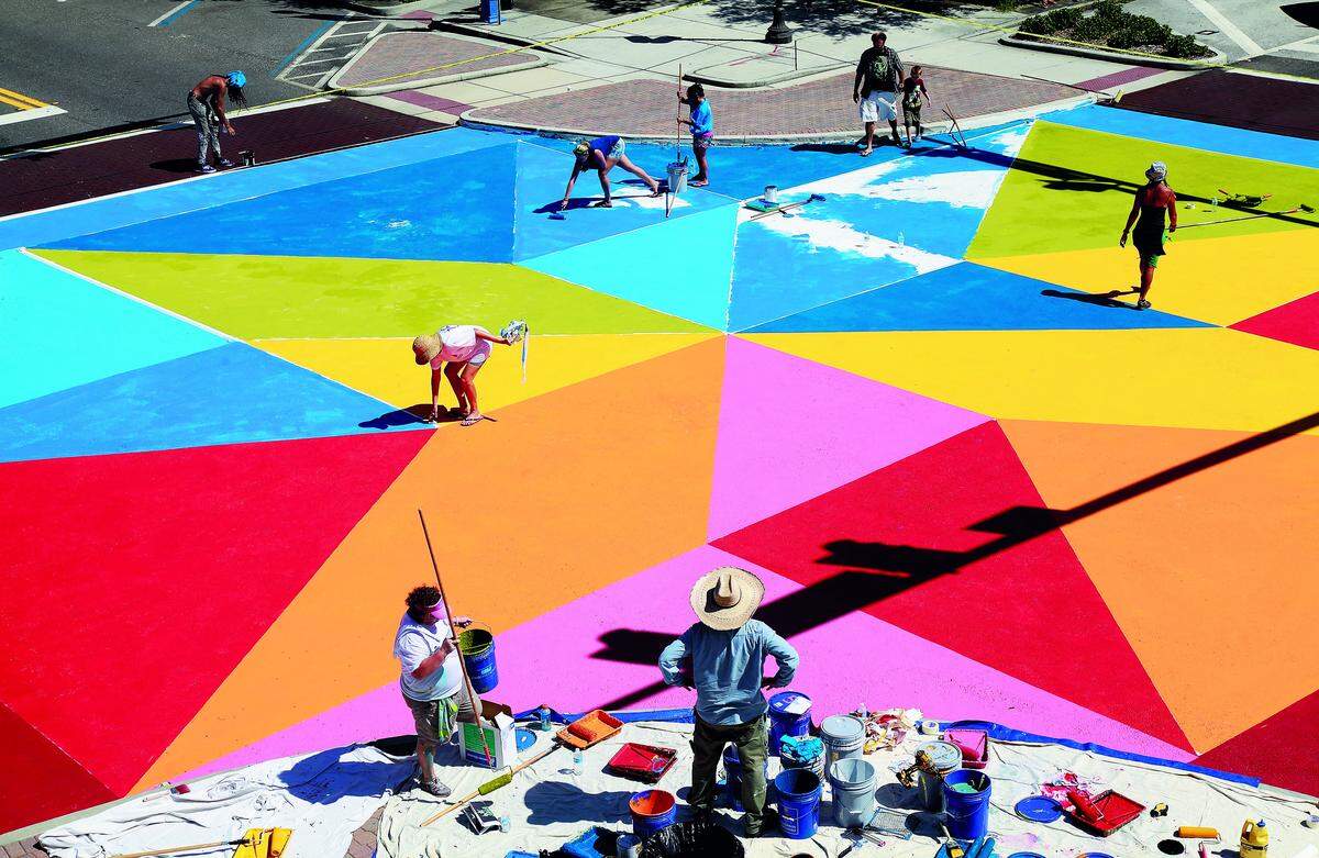 Das „Common Ground“ Mural in Downtown St. Pete soll mit seinen bunten Farben daran erinnern, dass die Community von St. Pete/Clearwater diverse kulturelle Hintergründe hat, die Stadt jedoch für alle in gleichem Maße da ist und sich alle auf demselben Boden bewegen. Erstellt wurde das Mural von Cecilia Lueza während des SHINE-Festivals 2016. Es erstreckt sich über eine komplette Kreuzung im Herzen von St. Pete an der Central Avenue.