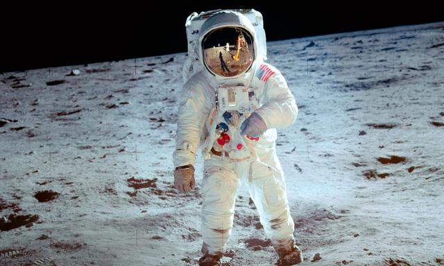 Zweiter Mann und erste Uhr auf dem Mond. Buzz Aldrin mit der Omega „Speedmaster Professional“ am rechten Handgelenk.