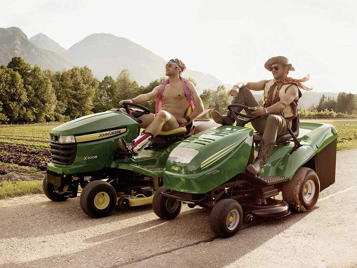 August - Der 28-jährige Landwirt Matthias (Schwaben) führt einen Ackerbaubetrieb mit dem Schwerpunkt Marktfruchtbau. Sein vier Jahre jüngere "Easy Rider"-Partner Wolfgang (SBG) betreibt einen Milchviehbetrieb mit Gemüseanbau.