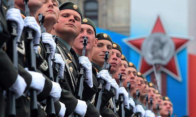 Archivbild: Russische Soldaten bei einer Parade in Moskau.