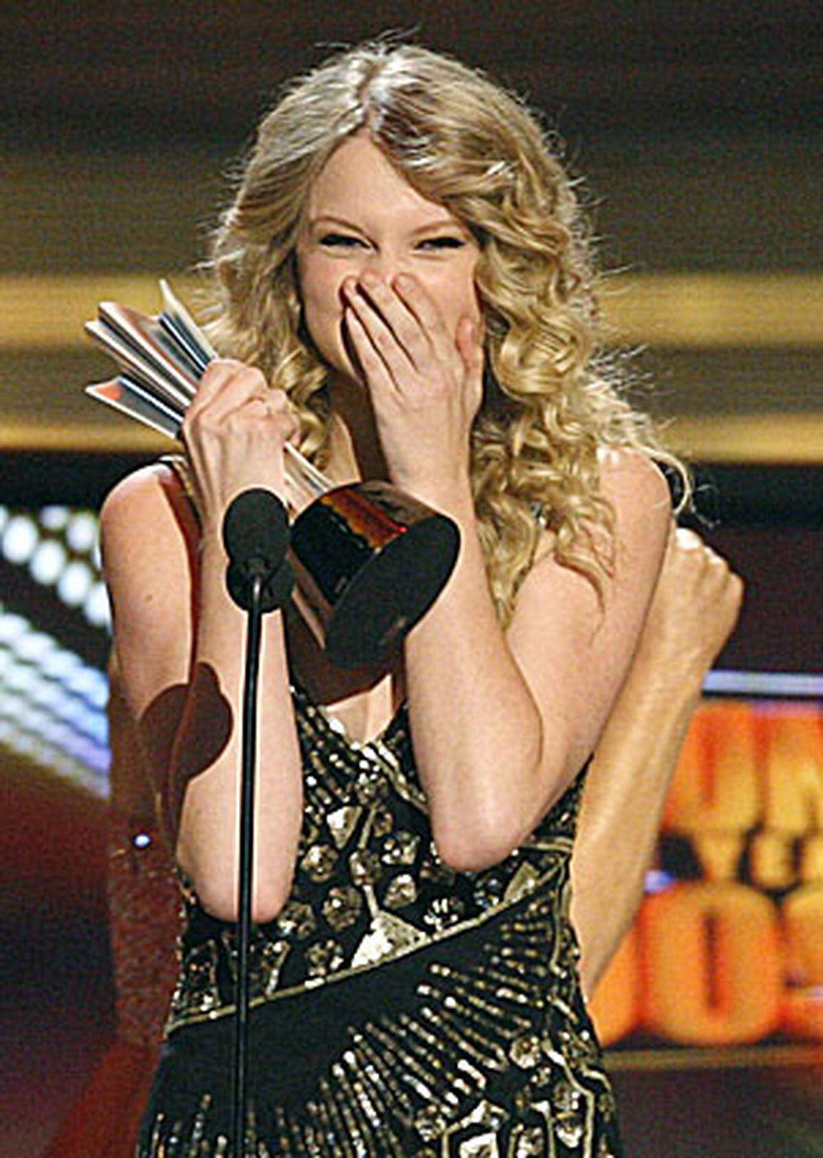 In den Jahrescharts 2008 waren gar ihr Debütalbum "Taylor Swift" von 2006 und "Fearless" unter den Top Ten zu finden. Das hat vor ihr noch niemand geschafft.