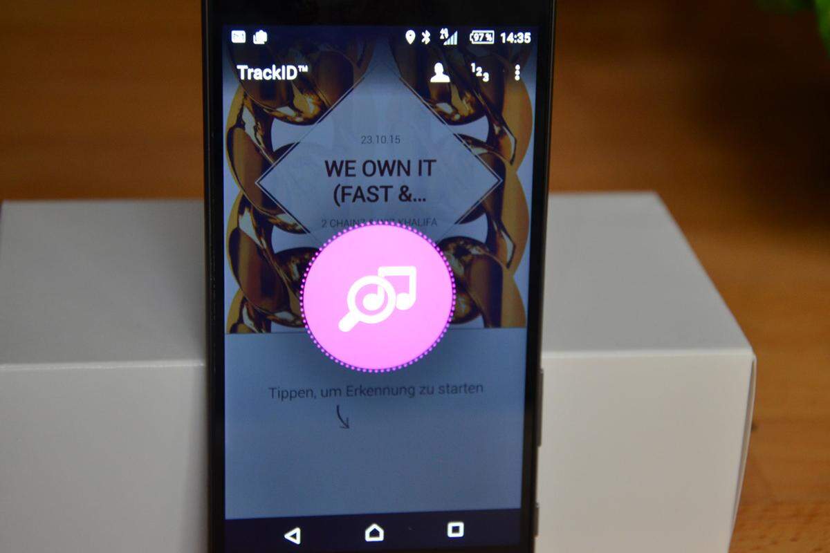 TrackID kann wie oben erwähnt ebenfalls deinstalliert werden. Die App erkennt tadellos Lieder auch bei lauten Umgebungsgeräuschen. Die gefundenen Lieder können dann über YouTube, Spotify abgespielt werden, oder auch heruntergeladen werden.