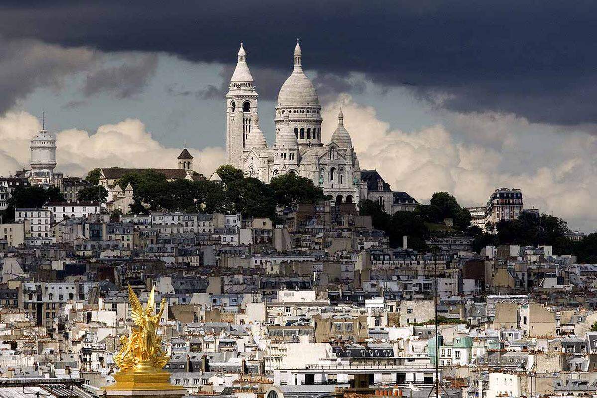 Über viele Treppen muss man steigen, dann ist man der Bohème und der berühmten Basilika Sacre Coeur auf dem Hügel des Pariser Montmartre ganz nah.