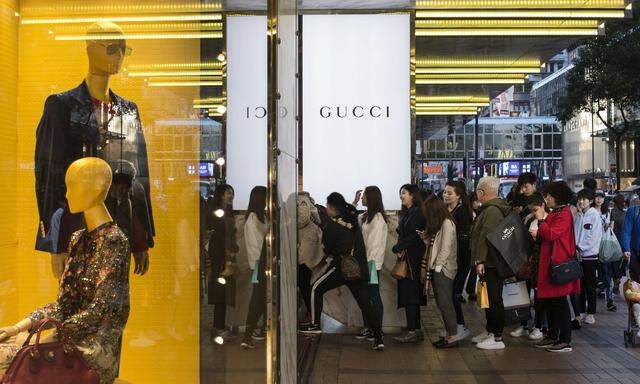Junge Chinesinnen warten geduldig vor dem Gucci-Store in der Canton Road in Hongkong. Sie legen auf das analoge Einkaufserlebnis besonderen Wert.