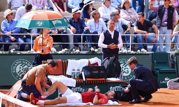 Novak Djokovic kämpft mit Knieproblemen im French-Open-Achtelfinale. Er kämpfte sich dann aber doch noch zum Sieg.