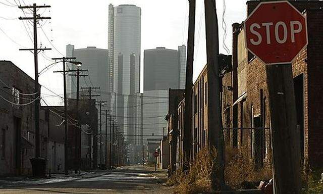 General Motors Corp. headquarters, background, are shown in Detroit, Wednesday, Dec. 10, 2008.  Gener