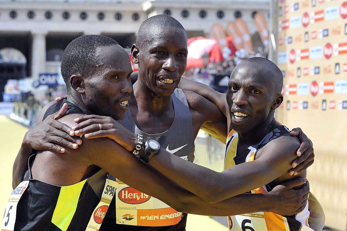 Marathonsieger Henry Sugut arbeitete sich auf dem vorletzten Kilometer einen Vorsprung heraus, den er bis ins Ziel kämpfe. Er siegte vor Solomon Kiptoo (2:08:34, links) und den in Österreich lebenden und trainierenden Geoffrey Ndungu (2:08:42, rechts).