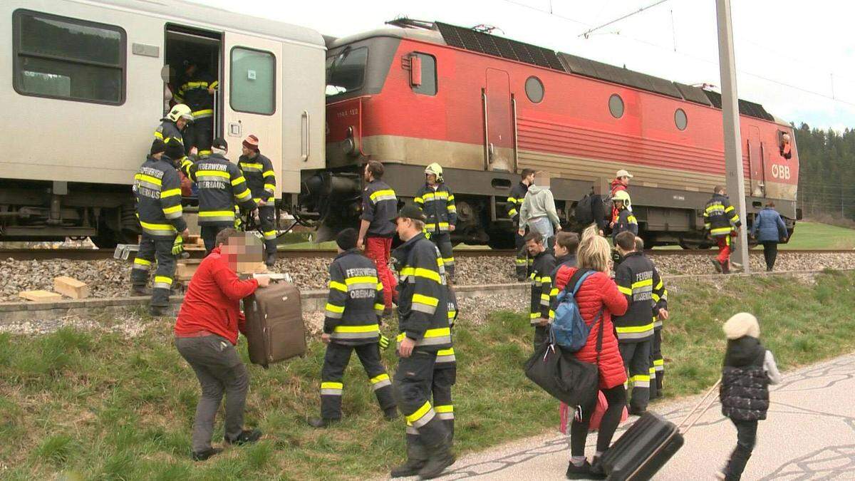 Ein Personenzug musste in Oberhaus evakuiert werden.
