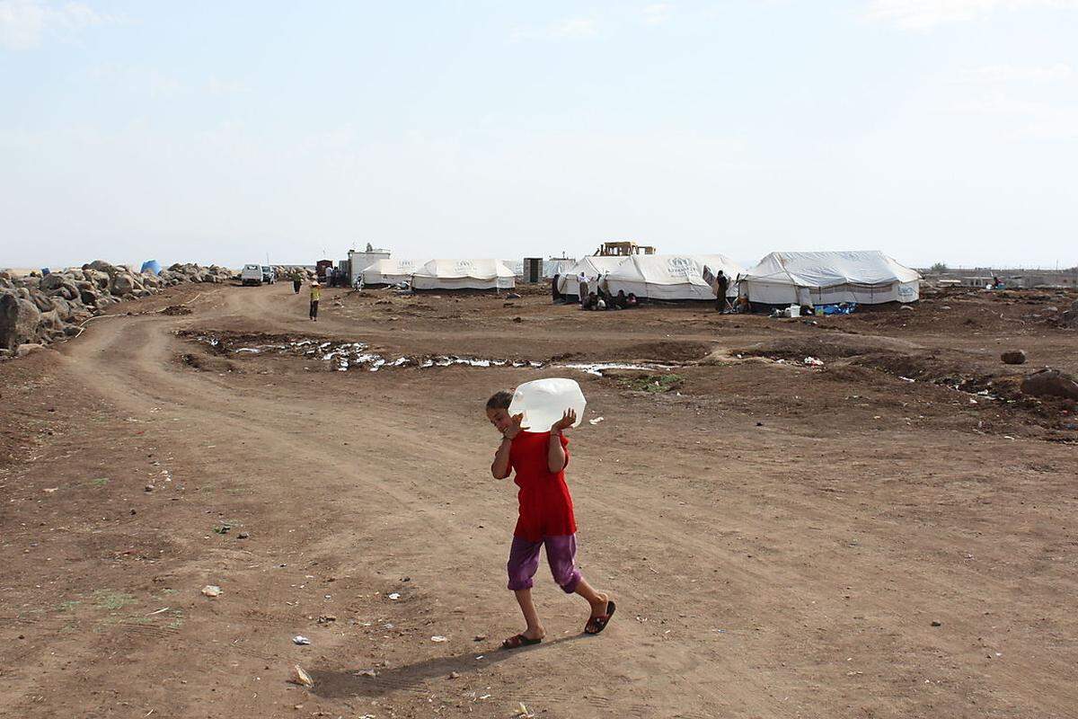 Der nahende Winter wird die Situation der yezidischen Flüchtlinge weiter erschweren. Die Zelte sind nicht winterfest, und Regen und Schnee werden den Boden, auf dem das Lager steht, in Morast verwandeln.